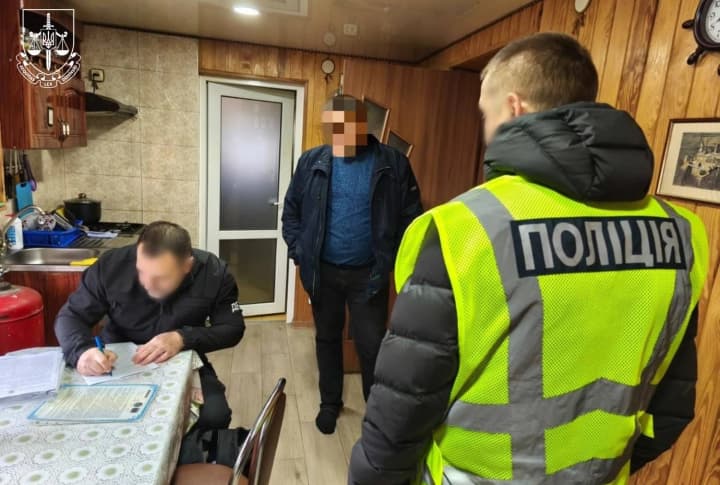 troe-dolzhnostnikh-lits-nezakonno-zavladeli-zemlei-v-np-piryatinskii-prokuratura-soobshchila-o-podozrenii