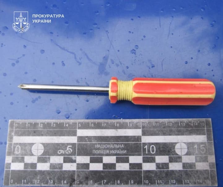 u-kyievi-dvoie-cholovikiv-z-nozhem-ta-vykrutkoiu-napaly-na-viiskovoho-yakyi-pryikhav-na-likuvannia