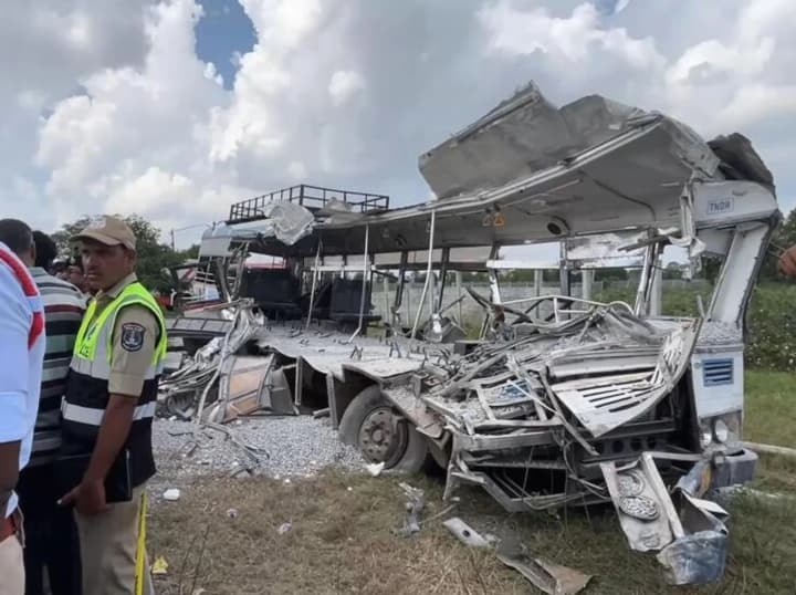 na-pivdni-indii-vantazhivka-vrizalasia-v-avtobus-zahynulo-shchonaimenshe-20-liudei