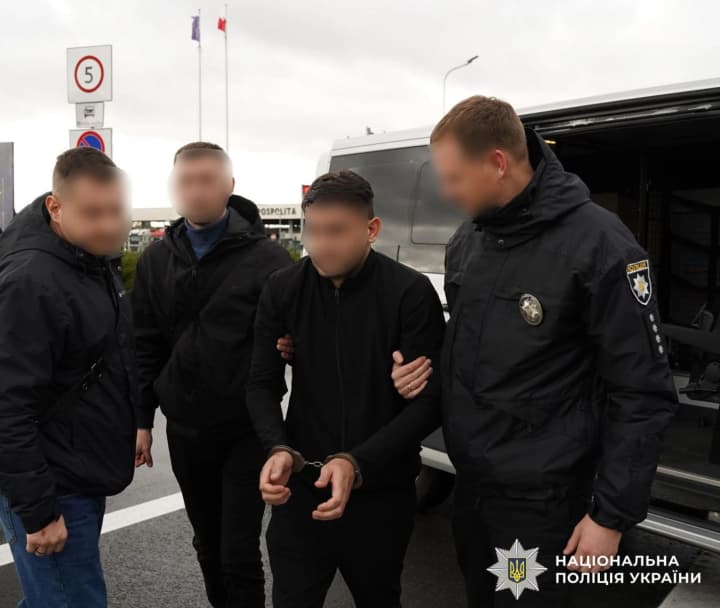 iz-armenii-ekstradirovali-organizatora-moshennicheskoi-skhemi-iz-za-kotoroi-volonteri-i-voennie-poteryali-bolee-20-millionov-griven