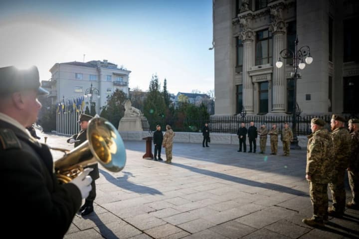 den-inzhenerov-vsu-zelenskii-otmetil-voennikh-gosudarstvennimi-nagradami-video