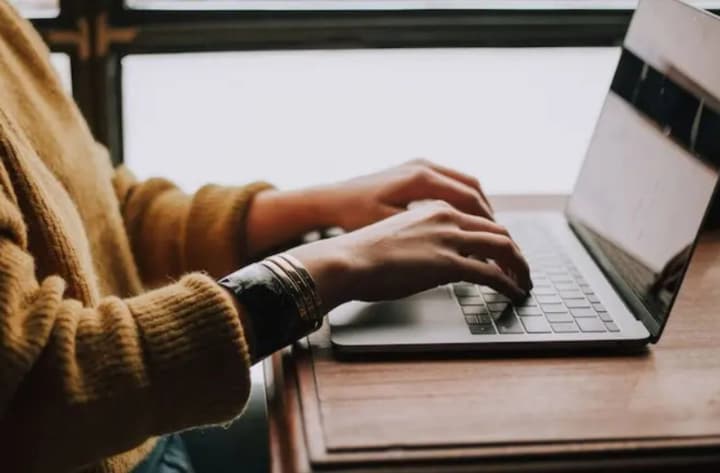 meta-zvynuvachuiut-u-nezakonnomu-zavantazhenni-porno-dlia-navchannia-shi-ale-kompaniia-tsukerberha-zaperechuie