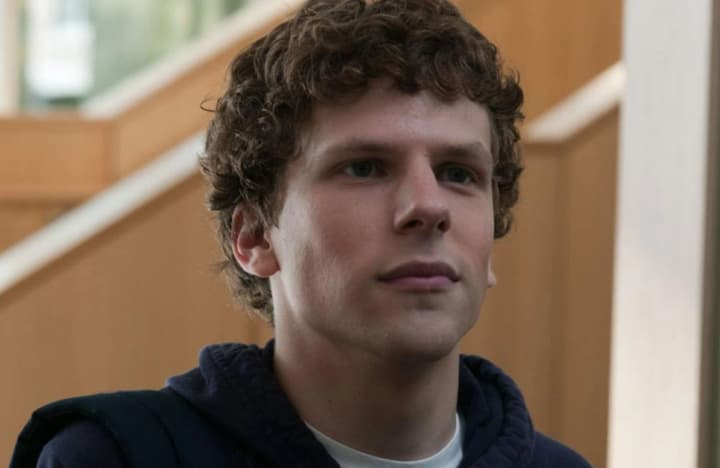 vykonavets-roli-tsukerberha-skolykhnuv-svit-selebriti-dzhessi-aizenberh-zaiavyv-shcho-hotovyi-pozhertvuvaty-nyrku-neznaiomtsiu