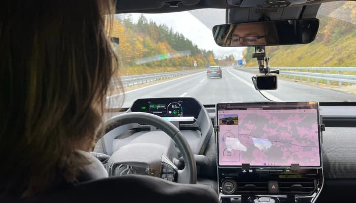 germaniya-testiruet-revolyutsionnuyu-zaryadku-elektromobilei-ot-asfalta-na-avtobane