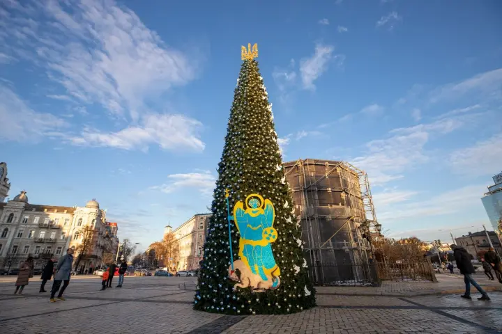 s-merami-bezopasnosti-nebolshim-katkom-i-ogranicheniyami-po-svetu-glavnuyu-yelku-ukraini-ustanovyat-na-sofiiskoi-ploshchadi