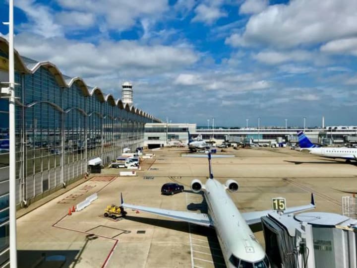 aeroport-reigana-vozobnovil-rabotu-posle-ugrozi-vzrivom-na-bortu-samoleta-united-airlines