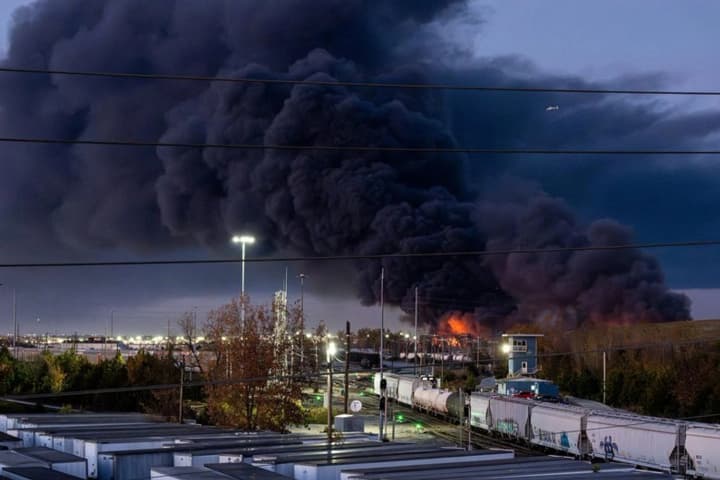 ups-cargo-plane-crashes-in-us-causing-massive-fire-people-urged-to-shelter-video