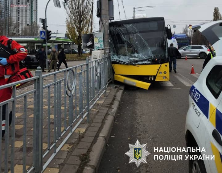 bus-crashes-into-pole-in-kyiv-five-passengers-injured