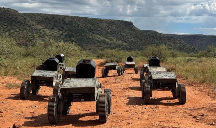 swarmbotics-ai-razrabativaet-mobilnie-roi-dlya-porazheniya-tankov-legkii-protivotankovii-dron-fireant