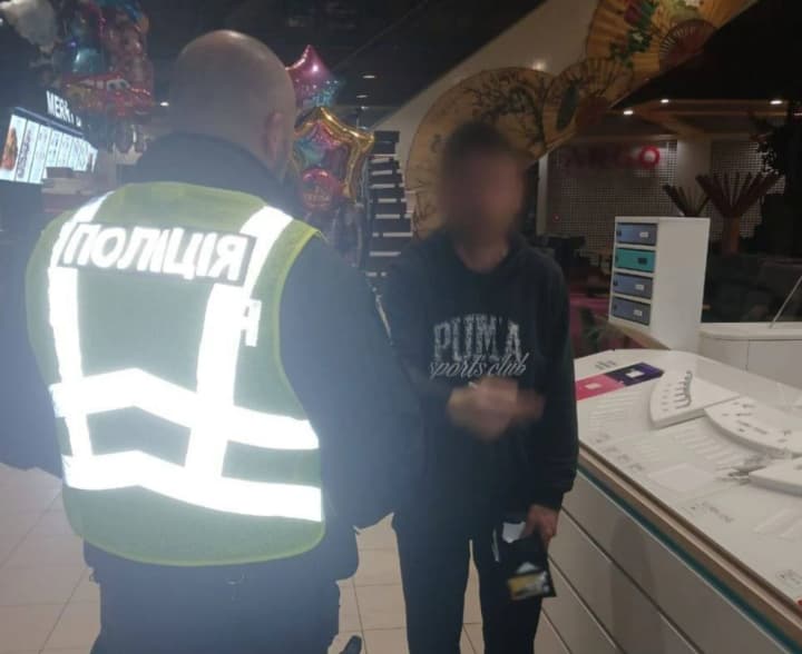 u-stolychnomu-trts-cholovik-napidpytku-kynuv-straikbolnu-hranatu-yaka-zdetonuvala-politsiia-vstanovliuie-vsi-obstavyny-podii