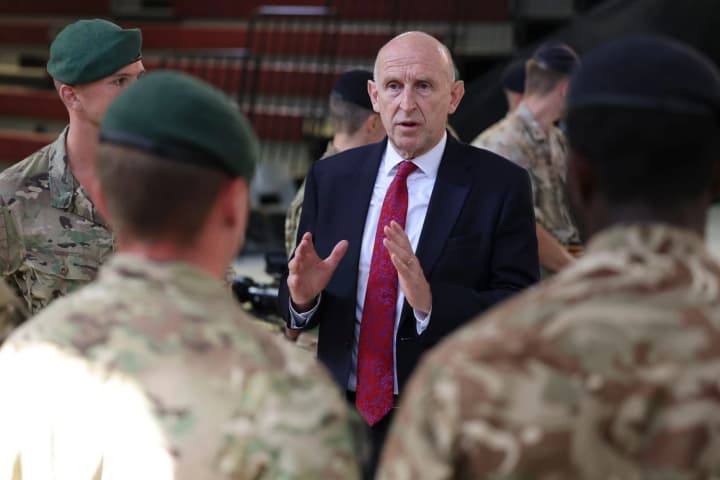 british-defense-minister-believes-trump-can-bring-putin-to-the-negotiating-table