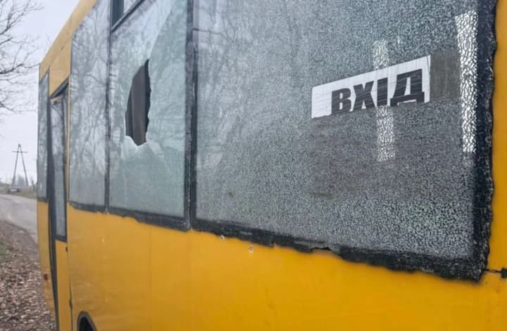 dron-rf-atakuvav-pasazhyrskyi-avtobus-na-donechchyni-ye-poraneni