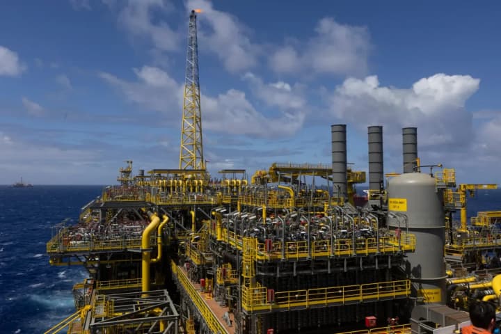 braziliya-narashchivaet-dobichu-nefti-na-mestorozhdenii-buzios-usilivaya-risk-perenasishcheniya-mirovogo-rinka