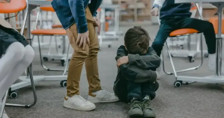 yezhednevno-minimum-dvoe-detei-stanovyatsya-zhertvami-bullinga-v-uchebnikh-zavedeniyakh-analitika