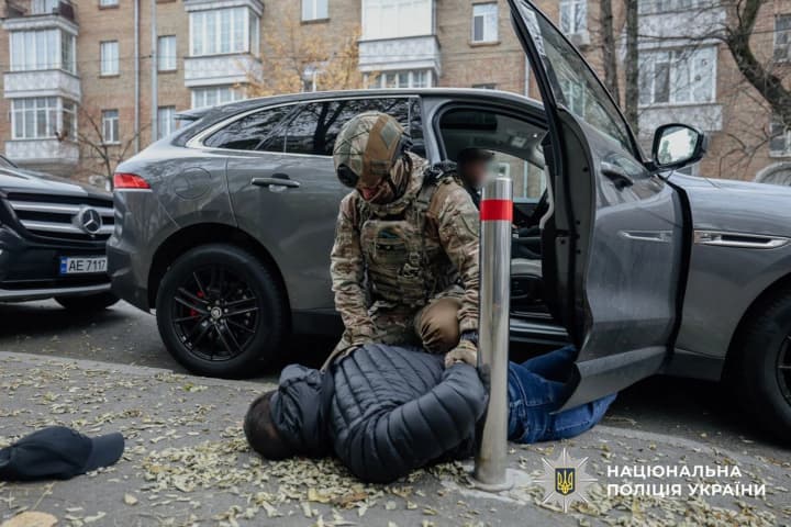 prykryvalysia-vyhadanymy-zviazkamy-v-op-zatrymano-odnofamiltsia-yermaka-yakyi-vyhadav-zlochynu-skhemu-detali