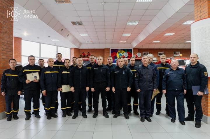 heroi-sered-nas-16-riatuvalnykiv-ta-pilotiv-otrymaly-derzhavni-nahorody-za-poriatunok-liudei