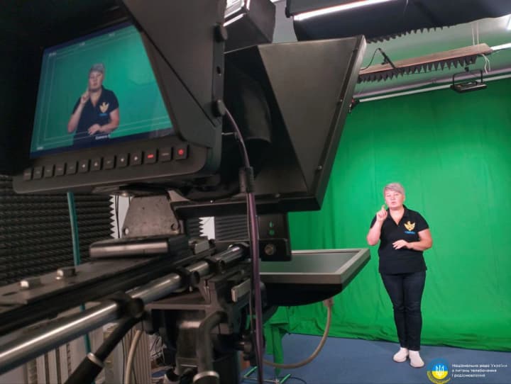 subtytry-ta-pereklad-zhestovoiu-movoiu-kabmin-proponuie-radi-zminy-dlia-telebachennia-ta-onlain-media