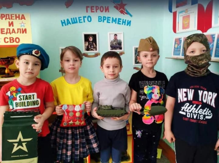 v-detskikh-sadakh-rf-usilivayut-voennuyu-propagandu