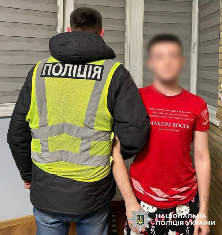 stolichnie-pravookhraniteli-privlekli-k-otvetstvennosti-molodogo-cheloveka-kotorii-pel-russkie-pesni-v-forme-politseiskogo