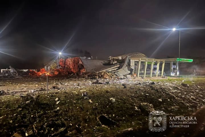 rossiyane-razrushili-kabami-zapravku-pod-kharkovom-yest-postradavshie