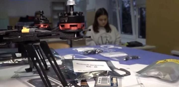 in-melitopol-schoolchildren-are-taught-to-assemble-drones-for-the-russian-army