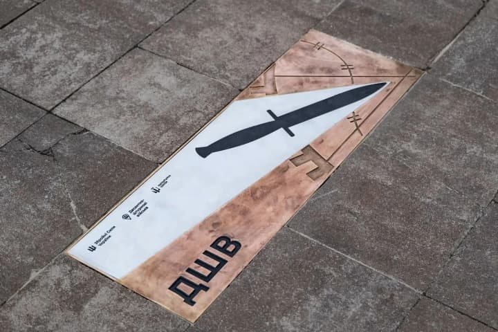 u-kyievi-vidkryly-pamiatnyi-znak-desantno-shturmovym-viiskam