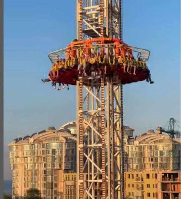 visitors-stuck-on-extreme-power-tower-ride-in-odesa