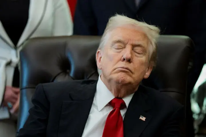 donald-tramp-potrapyv-u-skandal-cherez-te-shcho-nibyto-zasnuv-pid-chas-ofitsiinoho-zakhodu