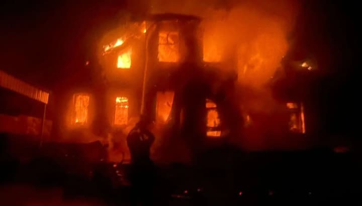 ataka-rosiiskykh-bpla-na-dnipropetrovshchynu-10-lystopada-spalakhnuly-khram-bank-ta-zhytlovyi-budynok