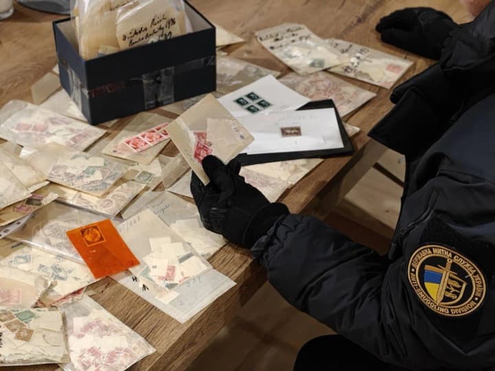 mytnyky-konfiskuvaly-ponad-14-tysiach-marok-iz-natsystskoiu-symvolikoiu-na-kordoni-z-polshcheiu