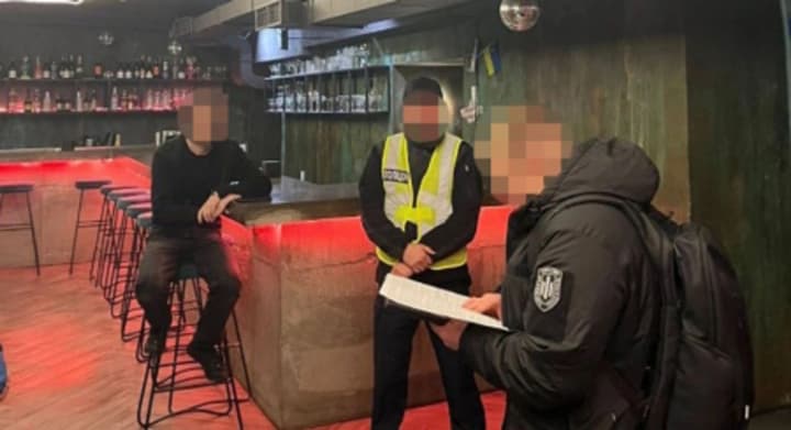 pokhitili-dokumenti-vo-vremya-osmotra-mesta-proisshestviya-v-kieve-politseiskie-pitalis-pereprodat-kvartiru-umershei-zhenshchini