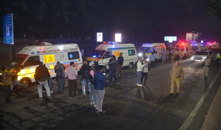 vzriv-avtomobilya-v-stolitse-indii-unes-zhizni-vosmi-chelovek-vozle-istoricheskogo-pamyatnika