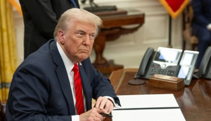 tramp-zaklykav-aviadyspetcheriv-ssha-povernutysia-do-roboty-cherez-masovi-skasuvannia-reisiv