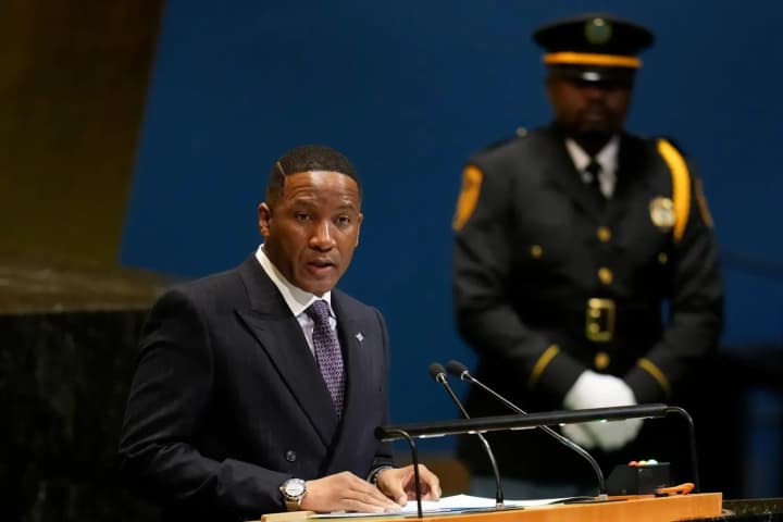 prezydent-botsvany-pidtverdyv-namir-uriadu-prydbaty-kontrolnyi-paket-aktsii-almaznoi-kompanii-de-beers