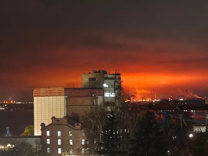 neizvestnie-droni-atakovali-neftepererabativayushchii-zavod-v-rossiiskom-saratove-smi