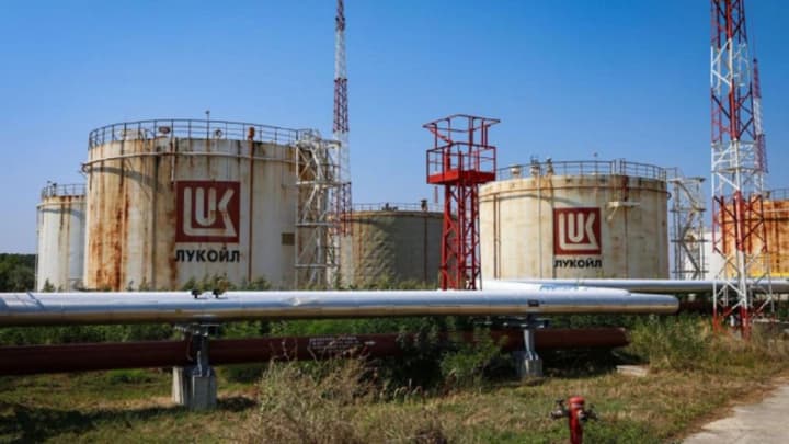 bulgaria-strengthens-security-at-lukoil-refinery-before-state-takeover-russia-has-already-reacted