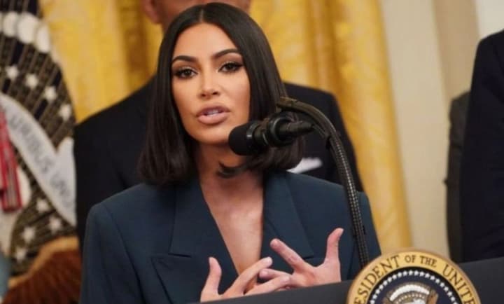 proklyatie-lzhetsi-kim-kardashyan-provalila-ekzamen-na-advokata-nesmotrya-na-prognozi-chetirekh-ekstrasensov