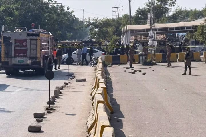 suicide-bomber-in-pakistan-detonates-explosives-near-court-killing-12-people