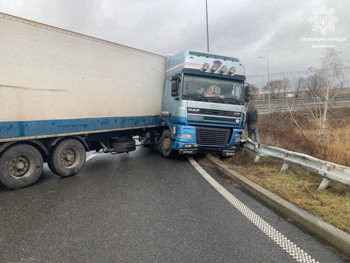 on-the-kyiv-chernihiv-highway-a-truck-was-involved-in-an-accident-traffic-towards-the-capital-is-restricted-where-and-how-to-drive