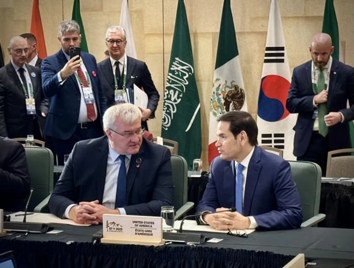 sibiga-vstretilsya-s-rubio-vo-vremya-zasedaniya-g7-v-kanade-rech-shla-o-mirnikh-usiliyakh