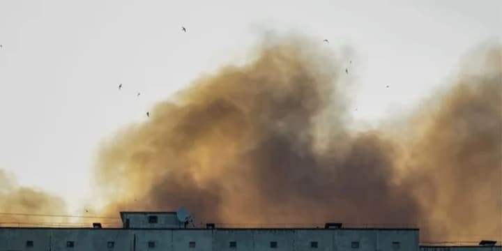 dym-vzhe-rozviiavsia-zahrozy-dlia-zdorovia-nemaie-u-sumakh-fiksuvaly-perevyshchennia-dioksydu-azotu-v-povitri-pislia-udaru-rf