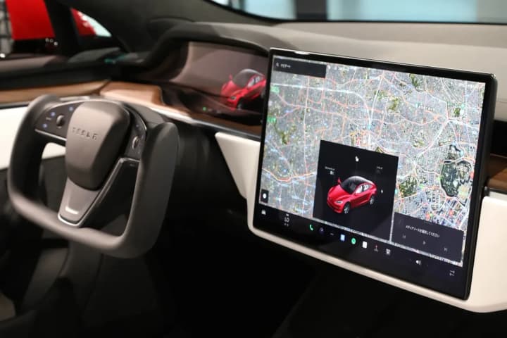 tesla-gotovit-podderzhku-apple-carplay-v-svoikh-avtomobilyakh-bloomberg
