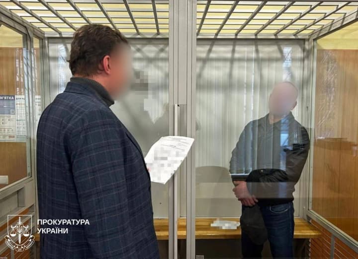 v-kievskoi-oblasti-zaderzhali-muzhchinu-kotorii-treboval-u-vdovi-12-mln-dollarov-za-nesushchestvuyushchii-dolg-i-ugrozhal-granatoi