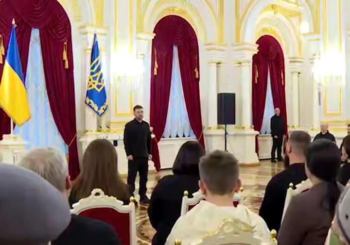 zelenskyi-nahorodyv-viiskovykh-naivyshchymy-derzhavnymy-vidznakamy-ta-poobitsiav-shcho-ukraina-pomstytsia-za-kozhnoho-heroia