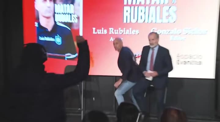 bivshego-futbolnogo-bossa-ispanii-rubialesa-zabrosali-yaitsami-vo-vremya-prezentatsii-knigi