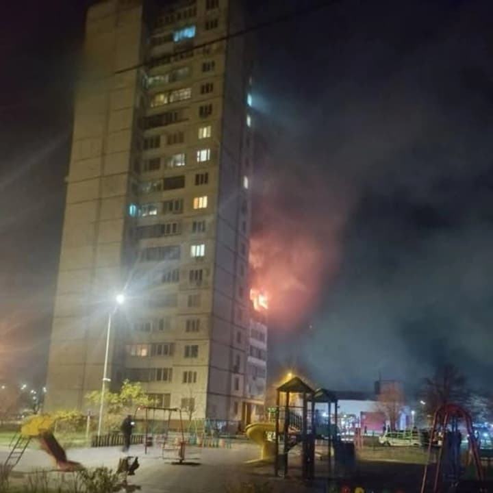 v-dome-na-troeshchine-kuda-14-noyabrya-popal-shakhed-zhili-bivshie-rabotniki-chaes-i-ikh-semi