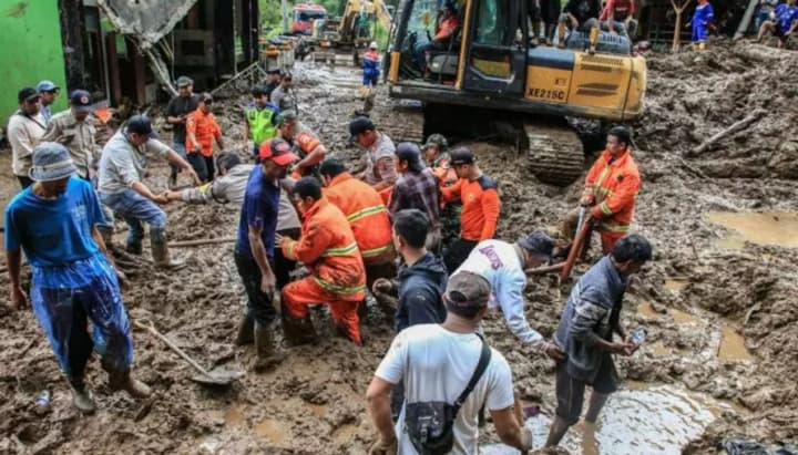 opolzen-v-indonezii-unes-zhizni-6-chelovek-v-tsentralnoi-yave-17-propali-bez-vesti-soobshchayut-gosudarstvennie-smi