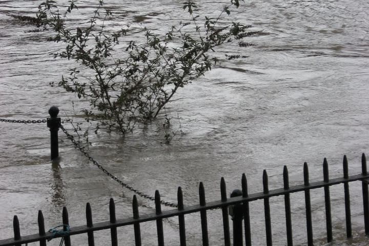 shtorm-klaudiya-unes-zhizni-trekh-chelovek-v-portugalii-i-vizval-navodneniya-v-britanii