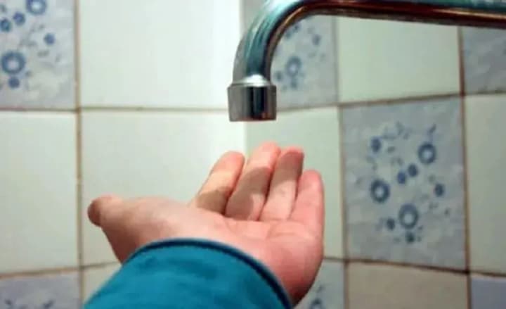 okkupanti-vveli-shtrafi-za-sliv-vodi-iz-batarei-na-luganshchine-yedinstvennim-istochnikom-zhidkosti-stala-sistema-otopleniya