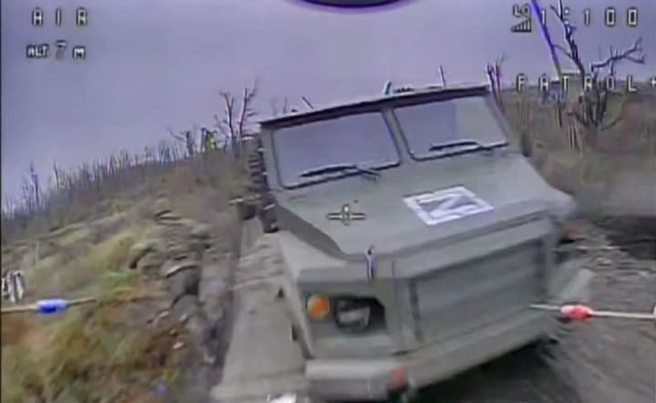 ukrainskie-voennie-unichtozhili-okkupantov-i-ikh-tekhniku-vozle-konstantinovki-i-vilozhili-video